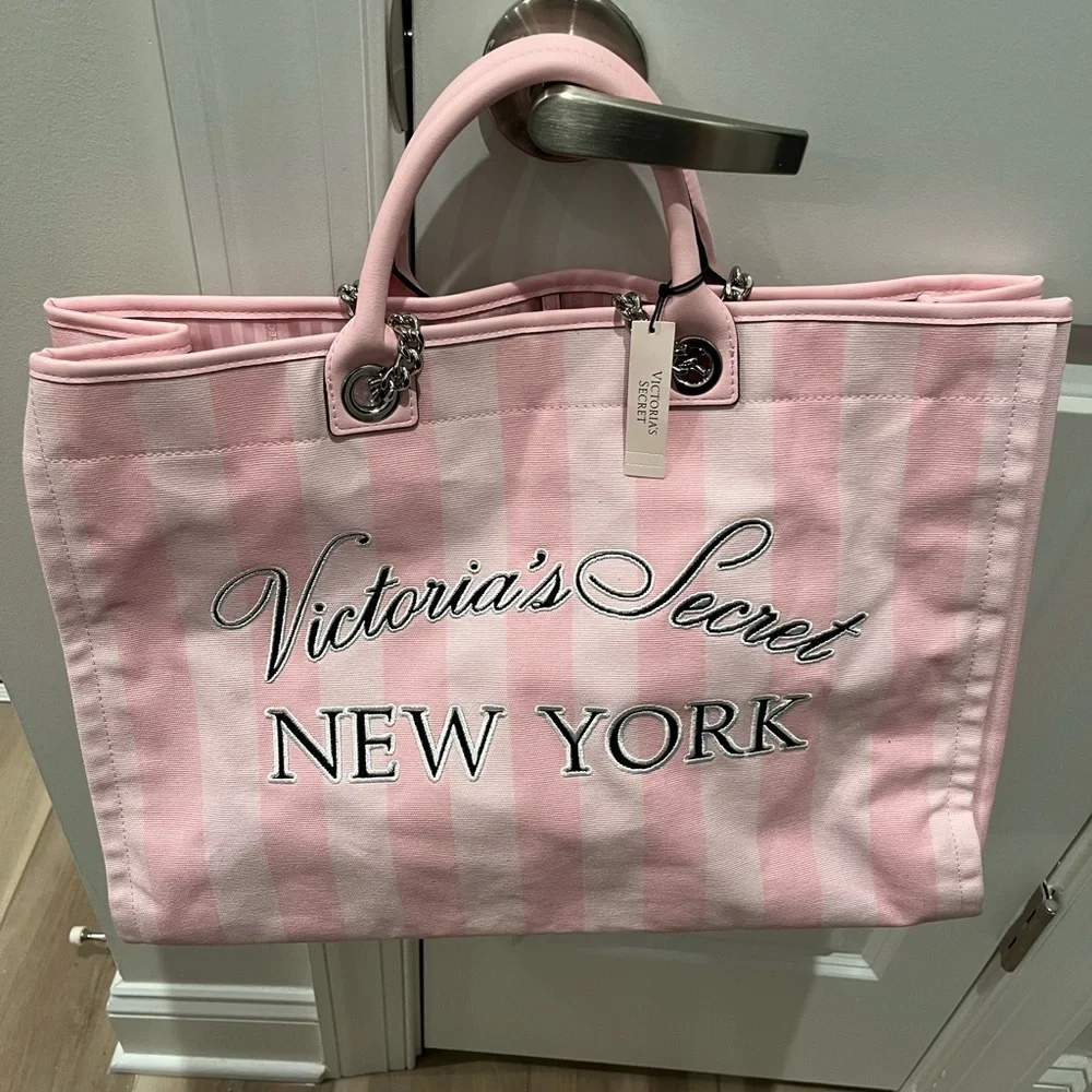 NWT VS Victoria’s Secret Fashion Show 2025 NYC Exclusive Chain Tote Pink Stripe